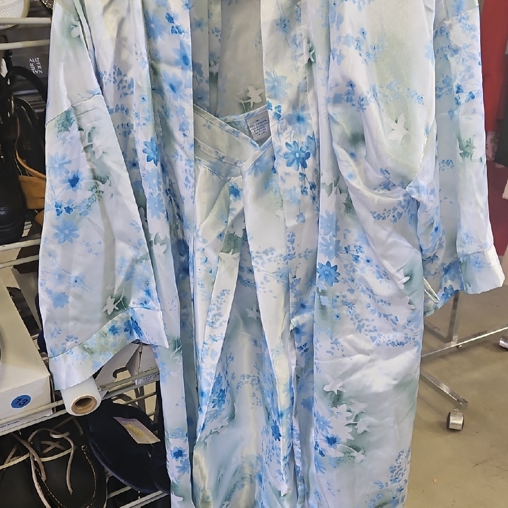 Floral Blue and White Kimono Robe
